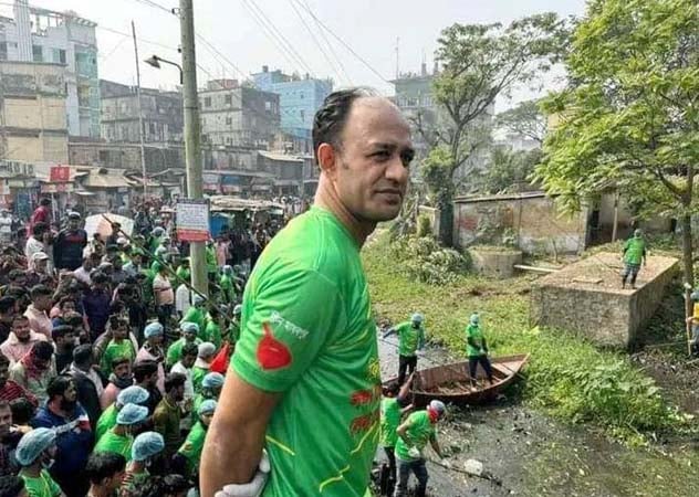 ব্যারিস্টার সুমনের উদ্যোগে মাধবপুরে খালের আবর্জনা পরিষ্কার