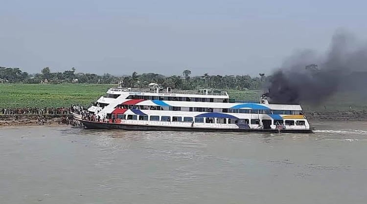 ভোলা-ঢাকা নৌ পথের কর্ণফুলী-৩ লঞ্চে অগ্নিকান্ড