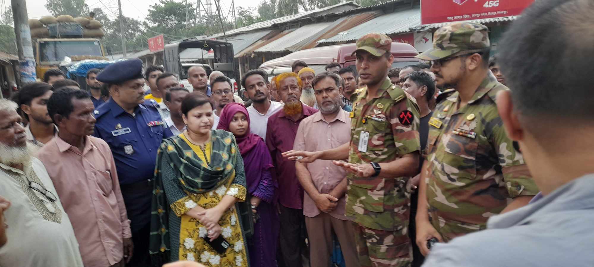 বিরামপুরে আদিবাসী জনগোষ্টির মনোবল বাড়াতে সেনাবাহিনী ও উপজেলা প্রশাসন