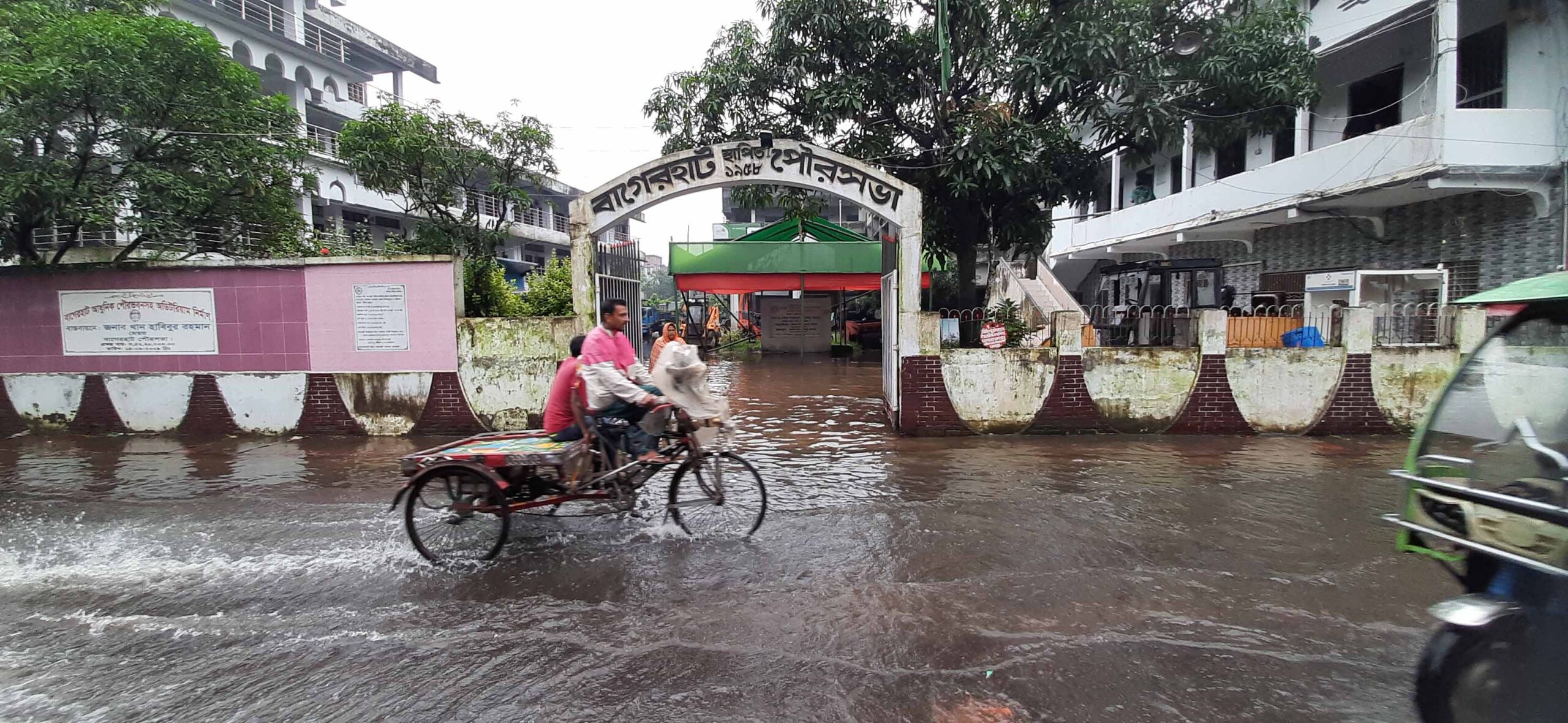 বৃষ্টিতে তলিয়েছে বাগেরহাটের  রাস্তা-ঘাট, ভোগান্তিতে শহরবাসী